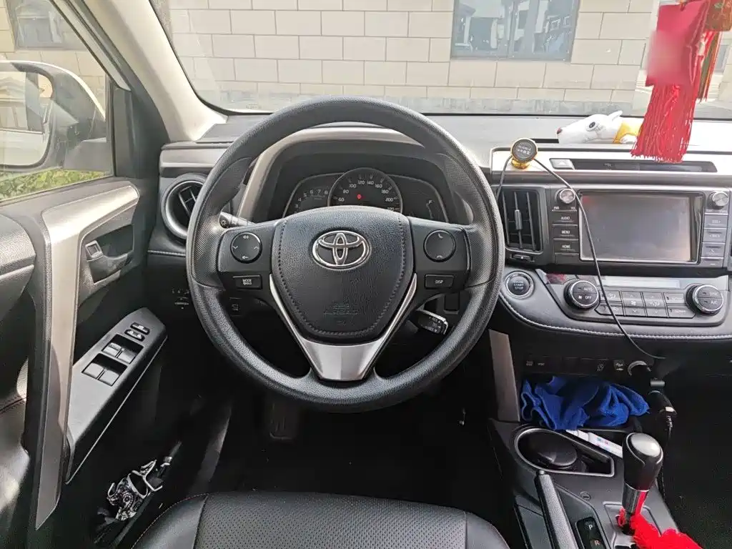 Toyota RAV4 — миниатюра 3