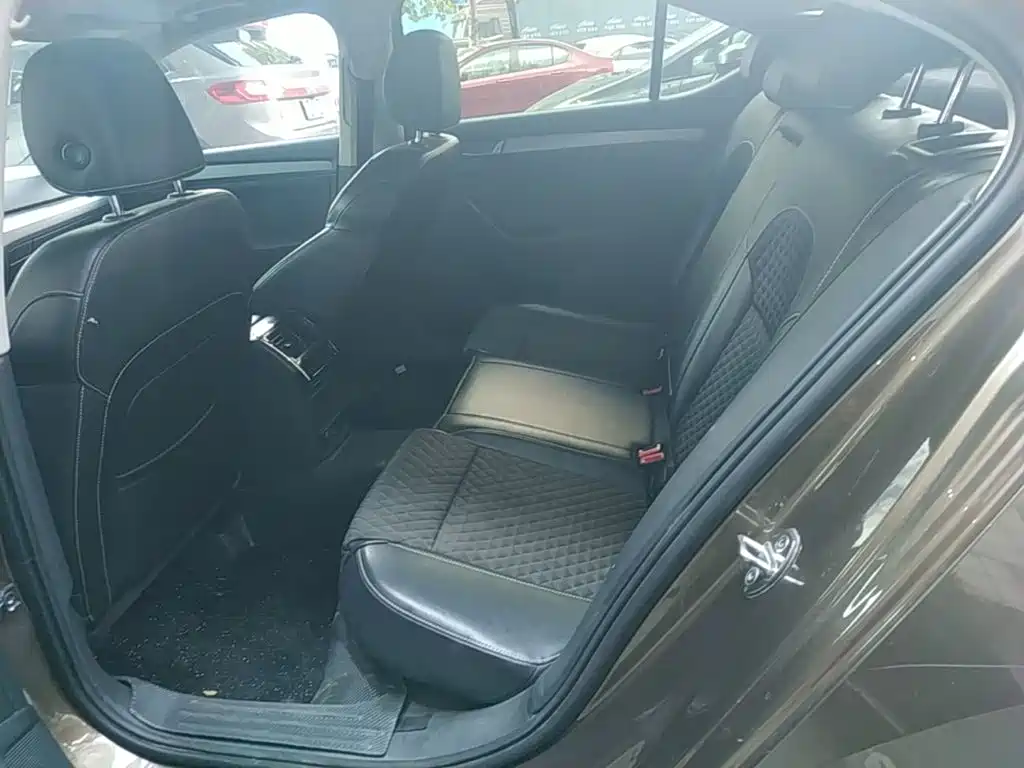 Skoda Superb — миниатюра 17