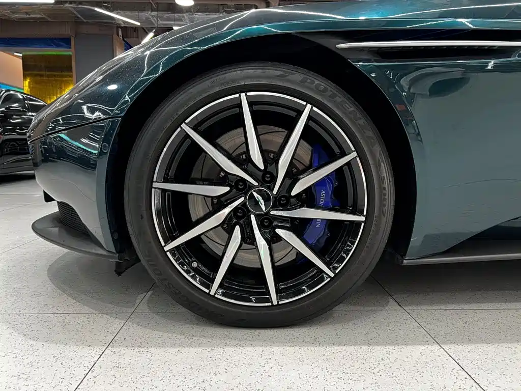 Aston Martin DB11 — миниатюра 14