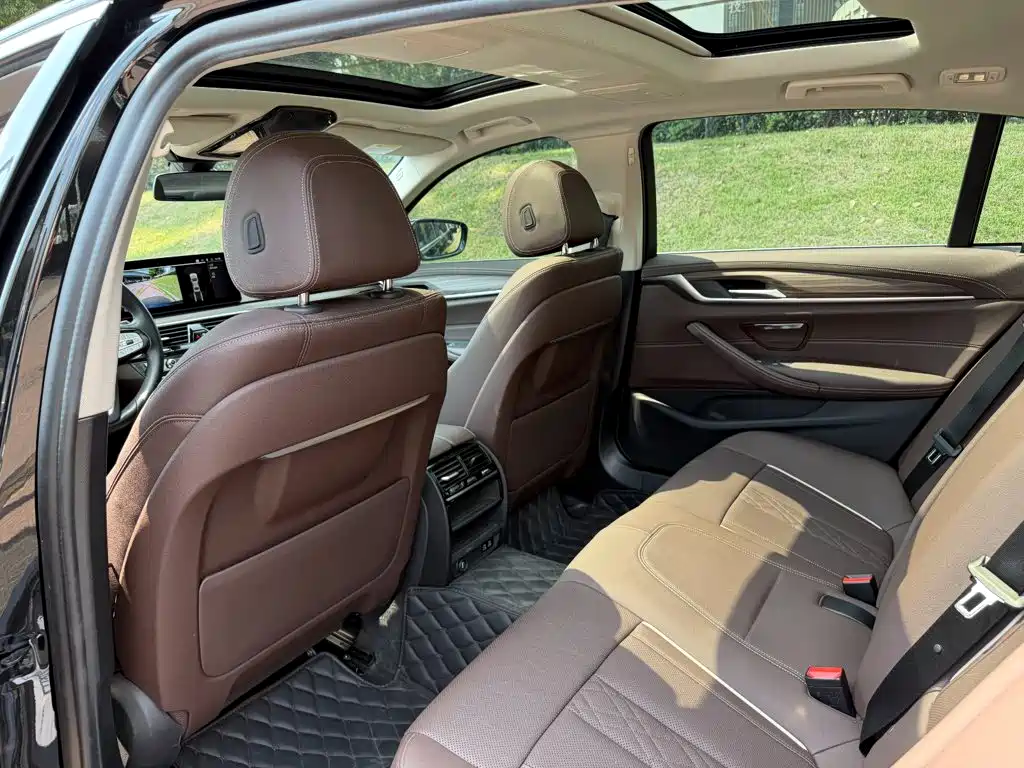 BMW 5 Series — миниатюра 11