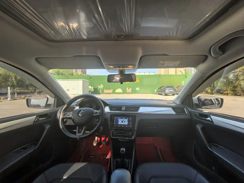 Skoda Rapid — миниатюра 8