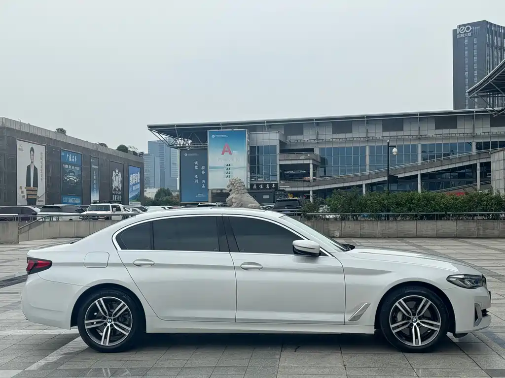 BMW 5 Series — миниатюра 7
