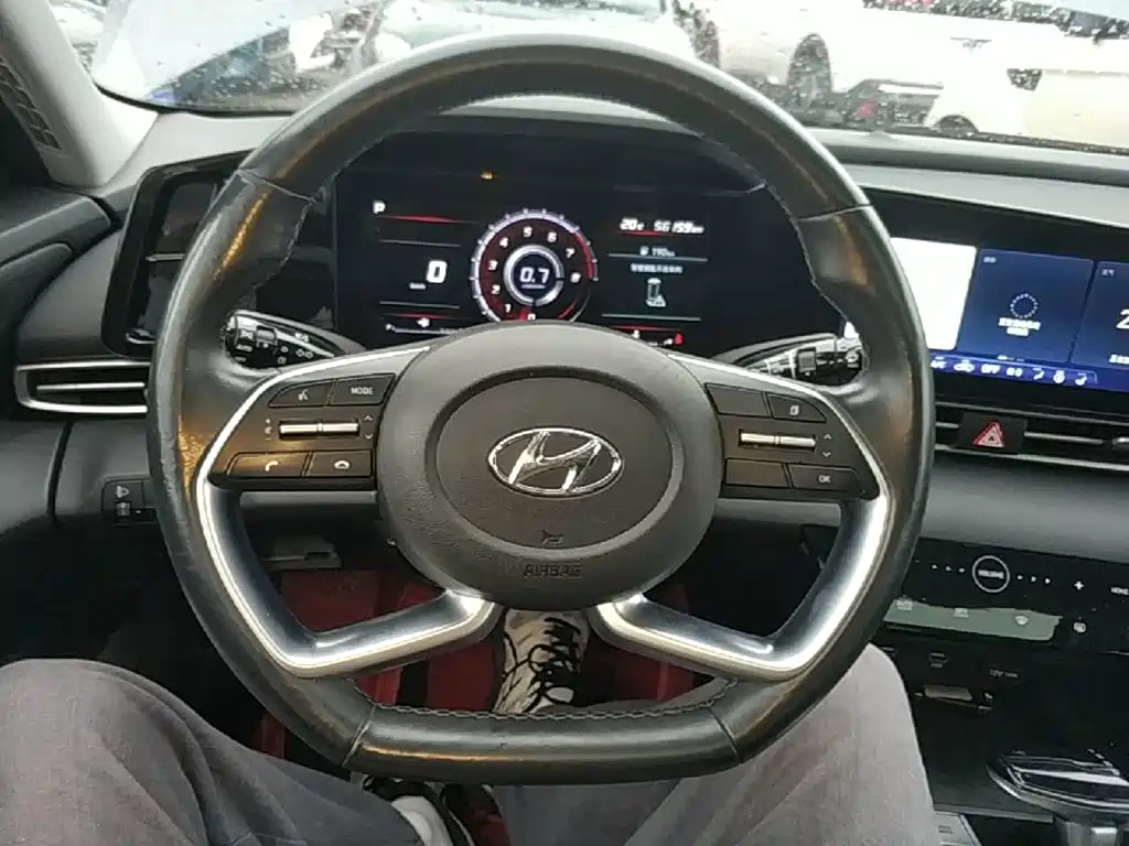 Hyundai Elantra — миниатюра 11