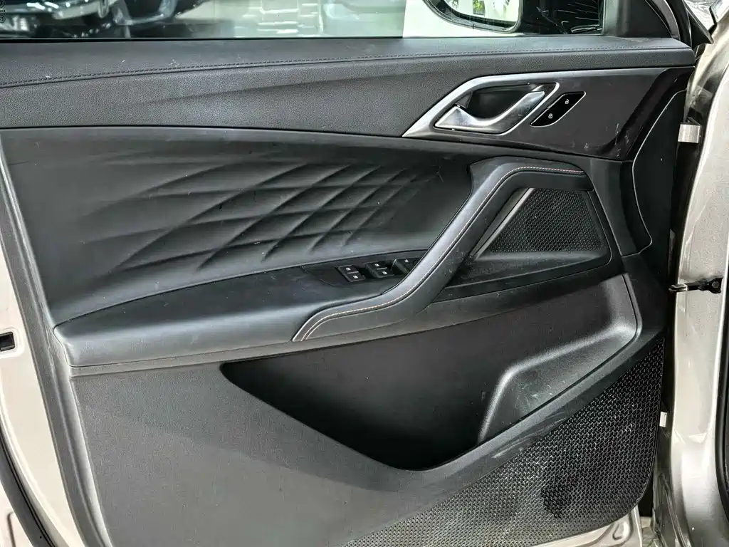 Roewe RX5 New Energy — миниатюра 9