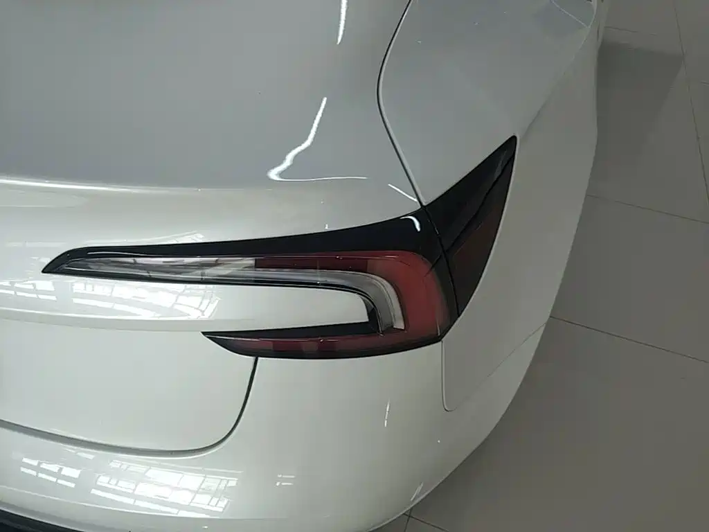 Tesla Model 3 — миниатюра 8