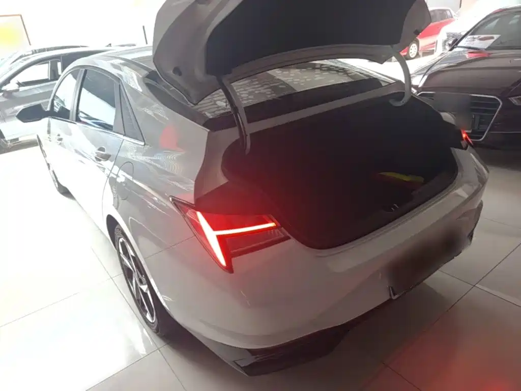 Hyundai Elantra — миниатюра 5