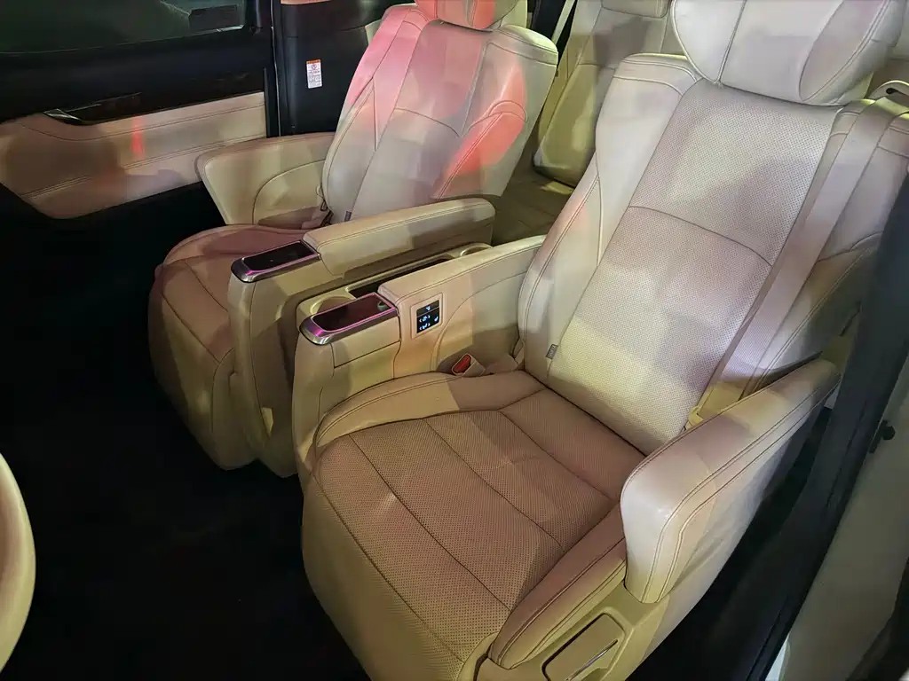 Toyota Alphard — миниатюра 9