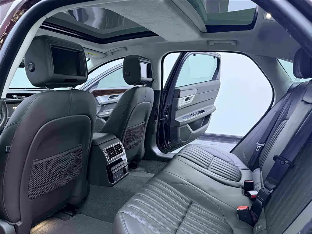 Jaguar XFL — миниатюра 10