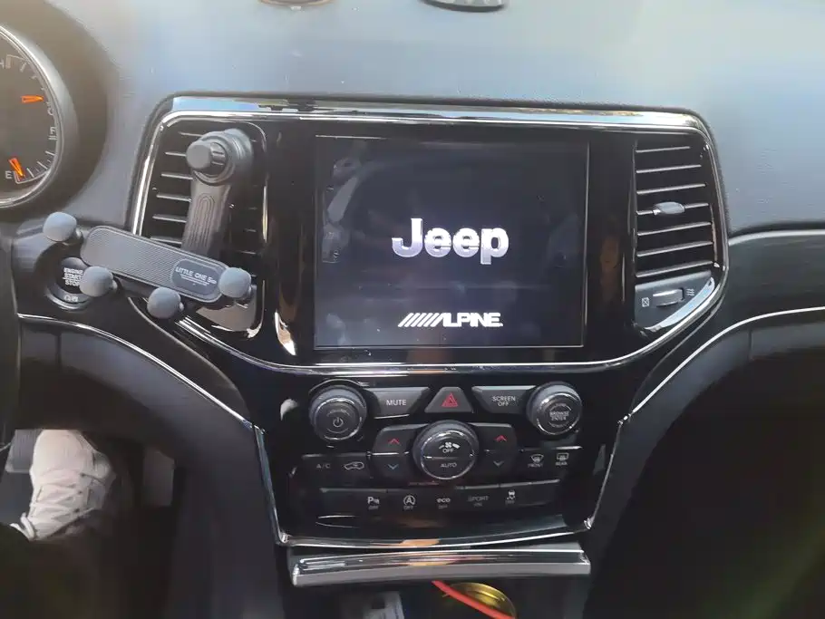 Jeep Grand Cherokee (Import) — миниатюра 13