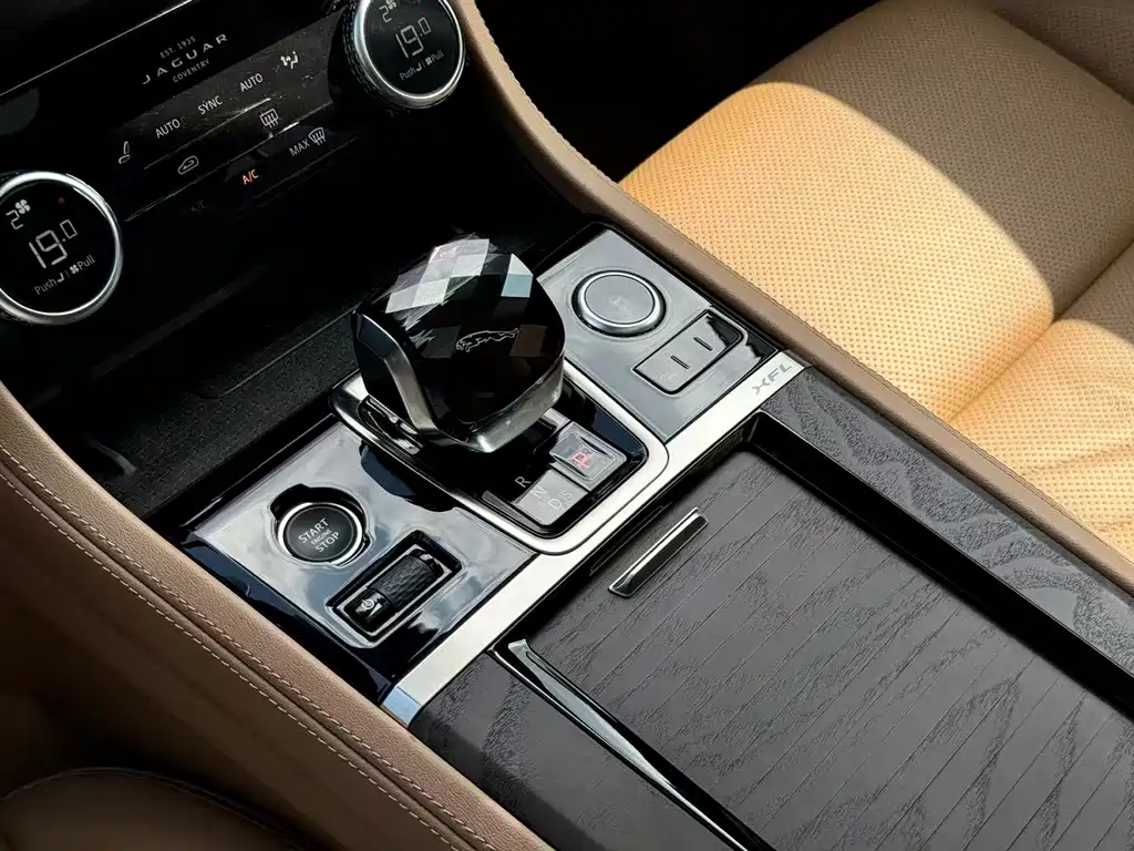 Jaguar XFL — миниатюра 10