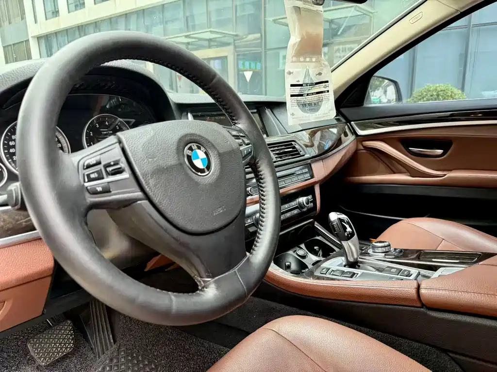 BMW 5 Series — миниатюра 5