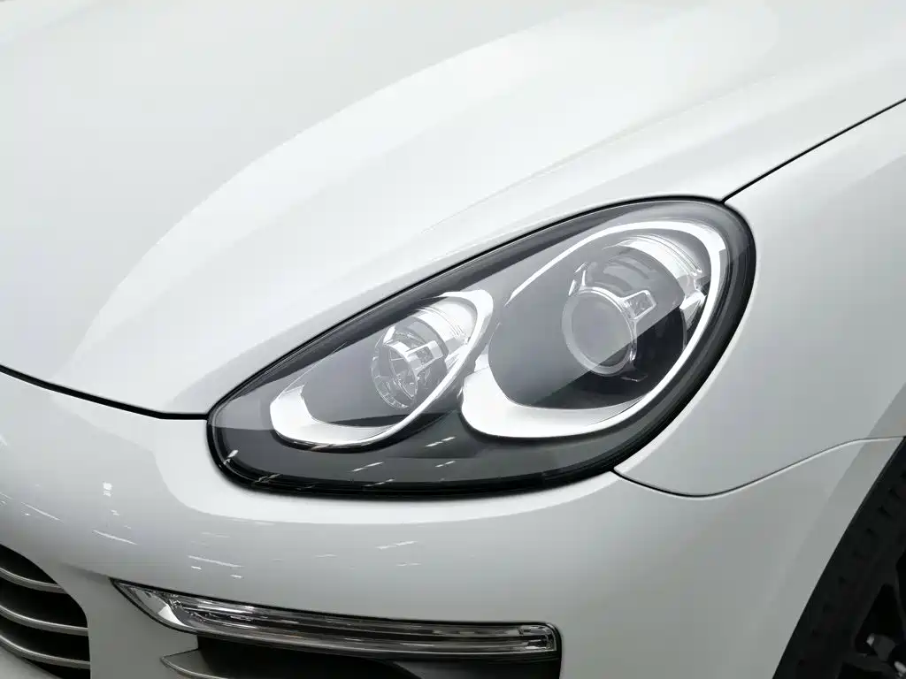Porsche Cayenne — миниатюра 7
