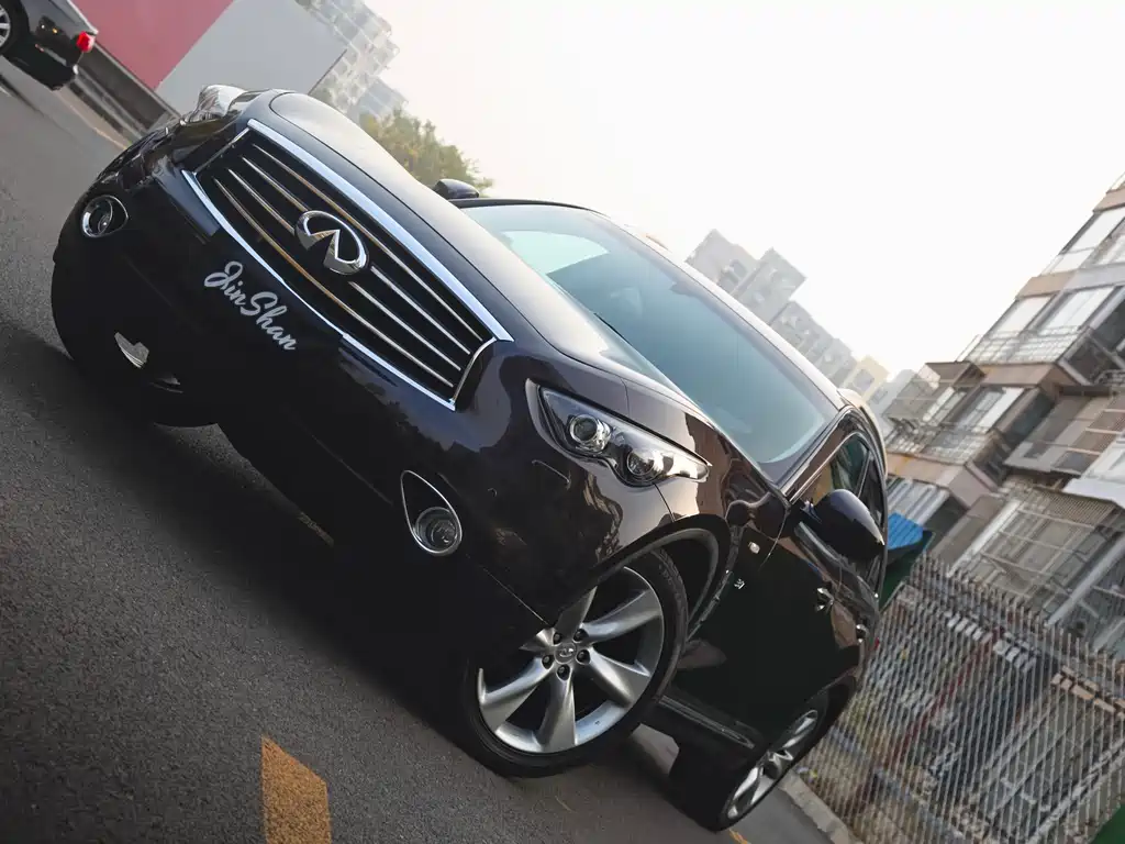 Infiniti QX70 2013