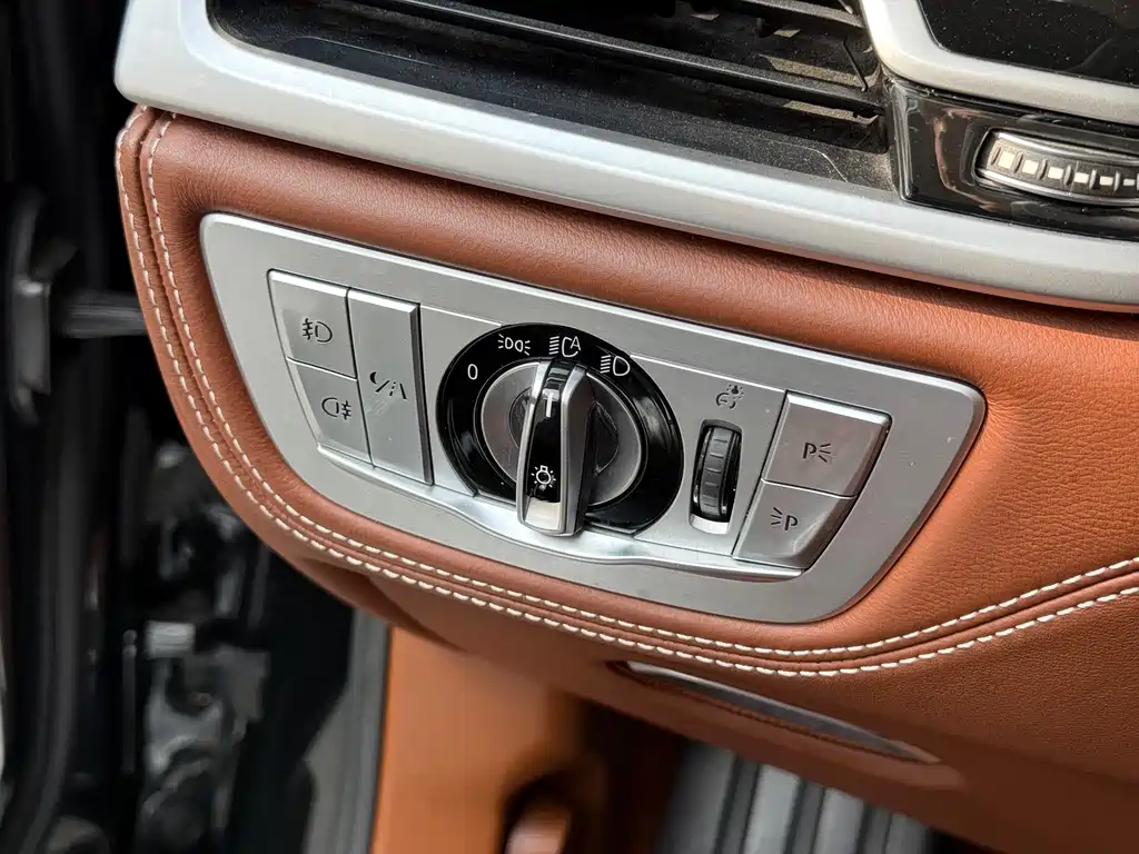 BMW 7 Series — миниатюра 12