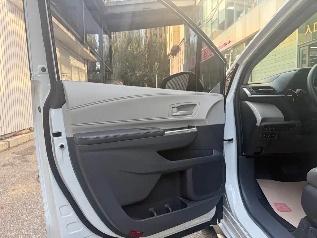 Toyota Granvia — миниатюра 6