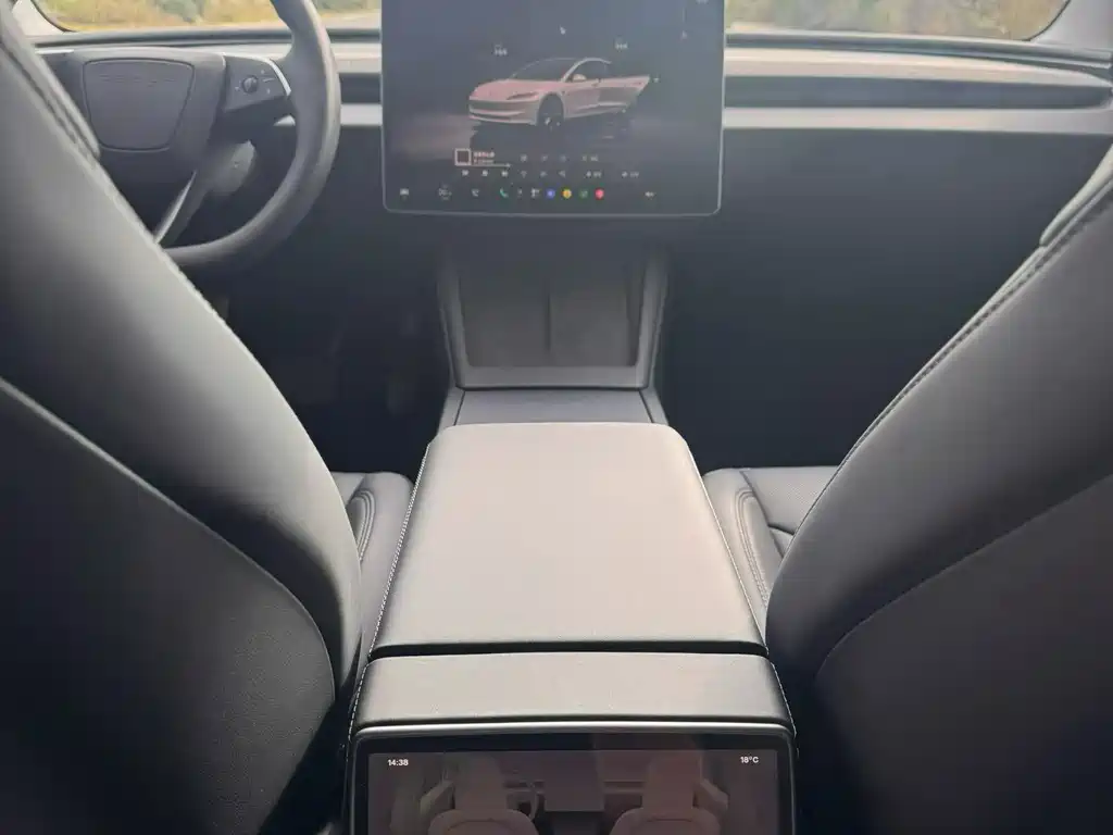 Tesla Model 3 — миниатюра 7