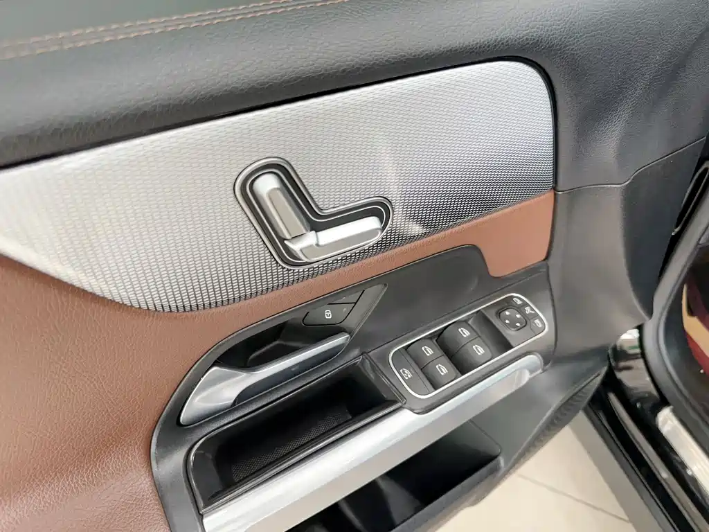 Mercedes-Benz GLB — миниатюра 21