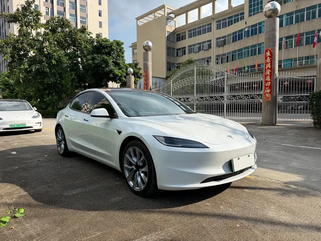 Tesla Model 3 — миниатюра 3