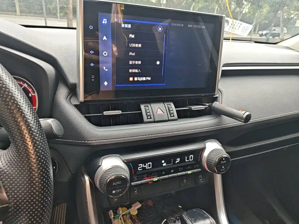 Toyota RAV4 — миниатюра 13