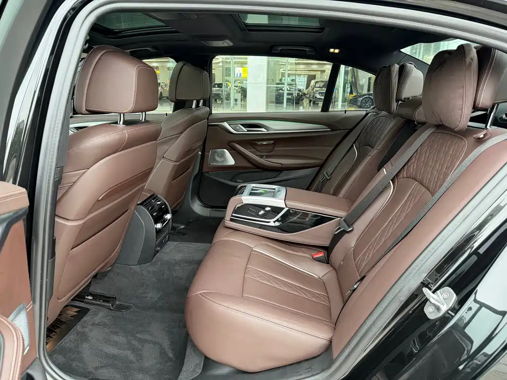 BMW 5 Series — миниатюра 7