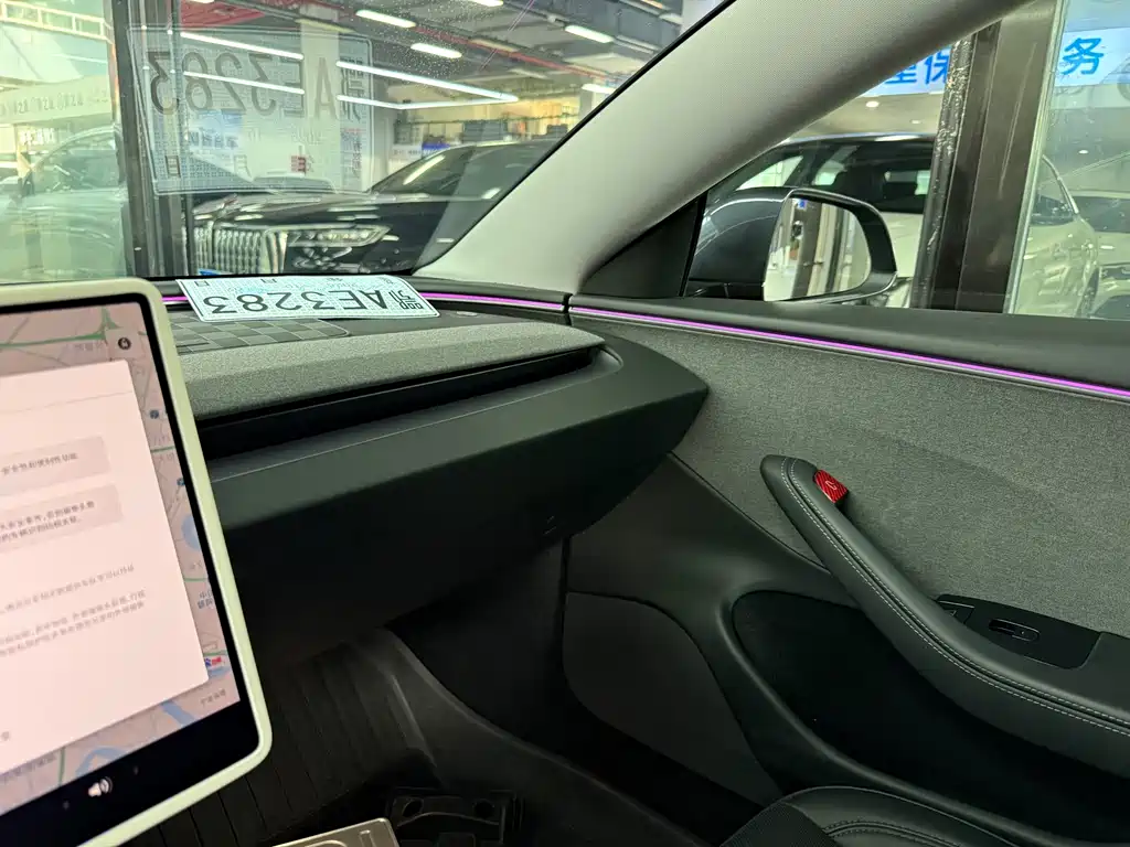 Tesla Model 3 — миниатюра 7