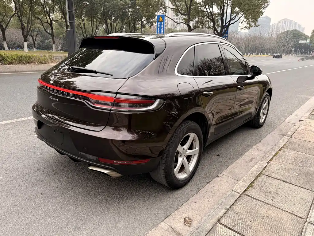 PORSCHE MACAN