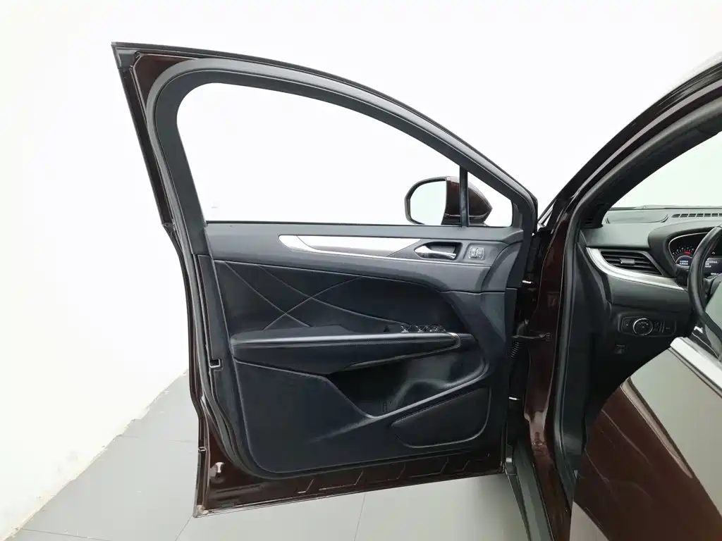 Lincoln MKC — миниатюра 8