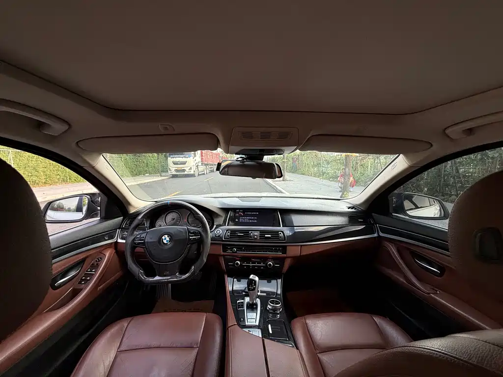BMW 5 Series — миниатюра 11