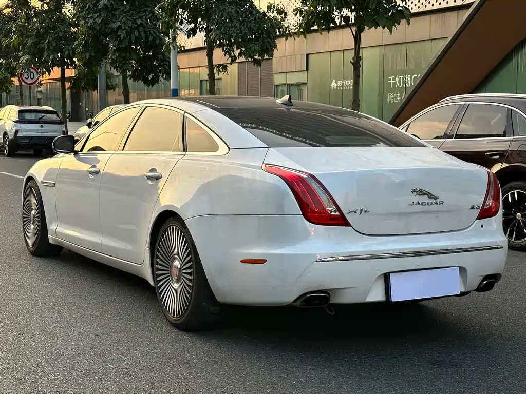 Jaguar XJ — миниатюра 17
