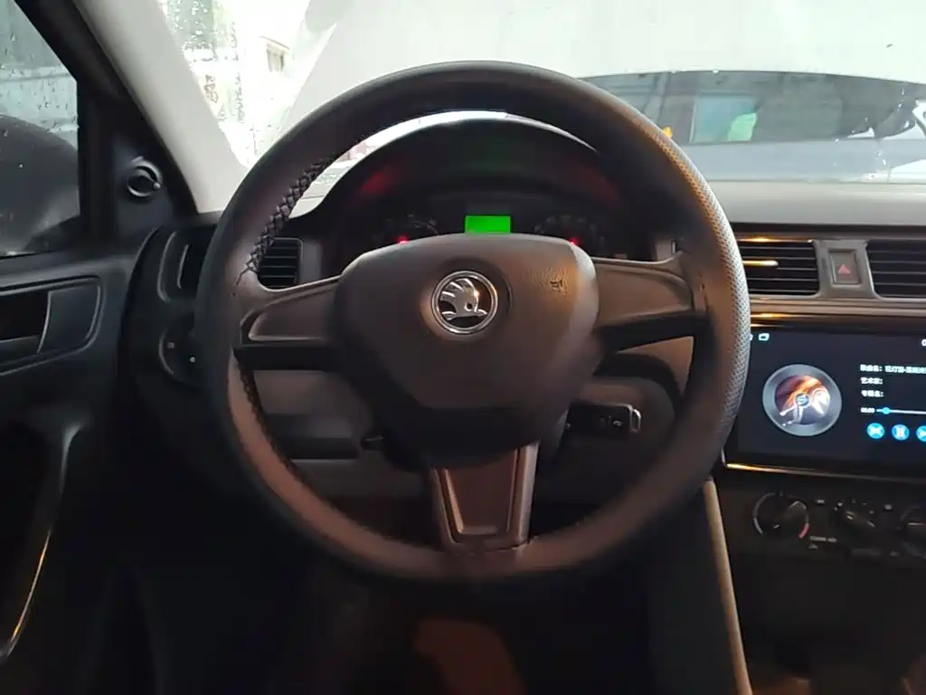 Skoda Rapid — миниатюра 11