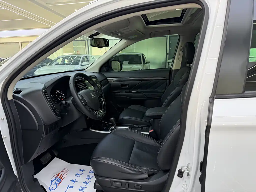 MITSUBISHI OUTLANDER