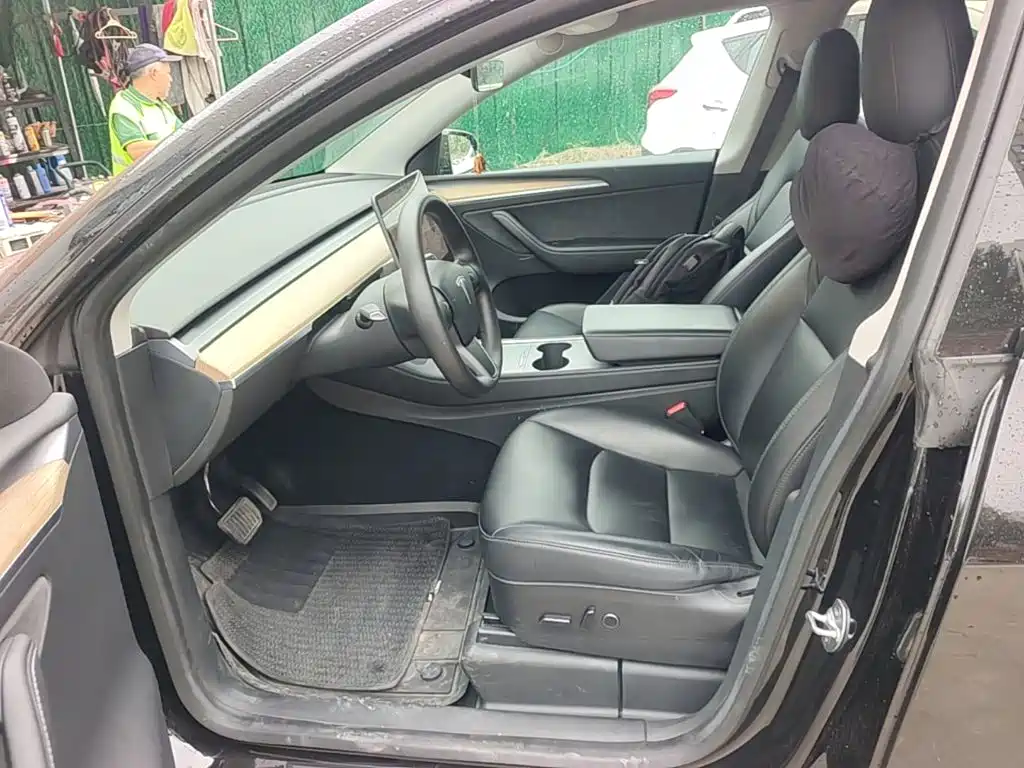 Tesla Model Y — миниатюра 15