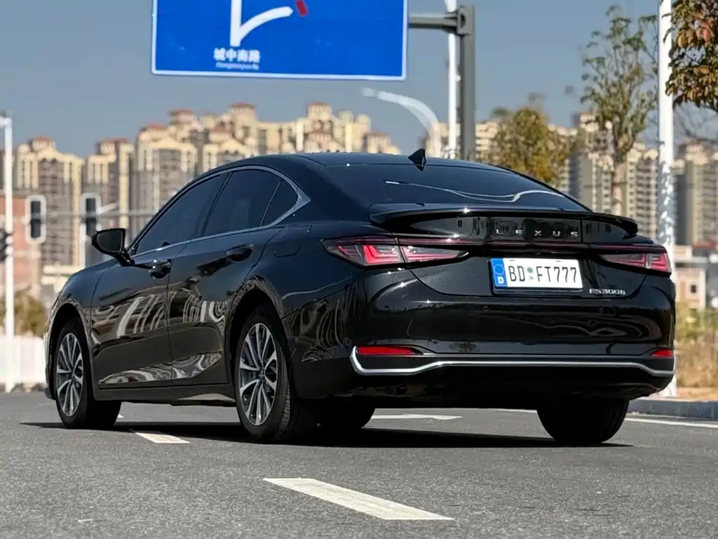 Lexus ES — миниатюра 21