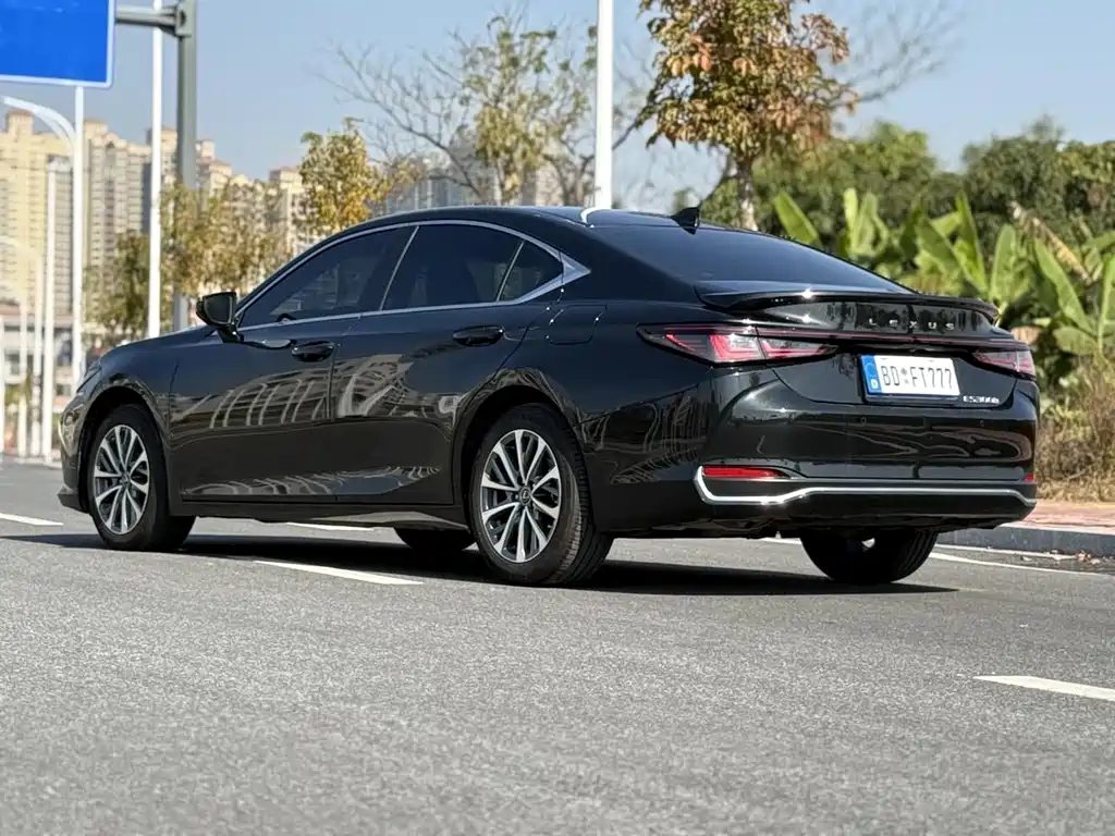 Lexus ES — миниатюра 18