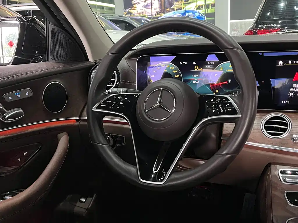 Mercedes-Benz E-Class — миниатюра 13