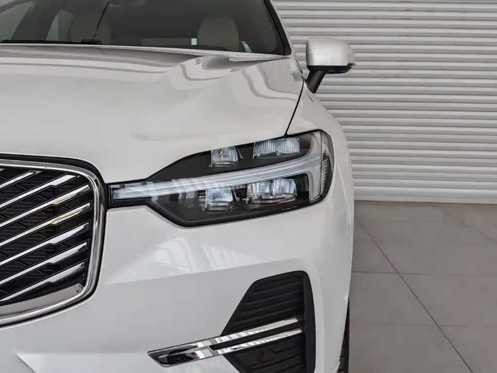 Volvo XC60 PHEV — миниатюра 4