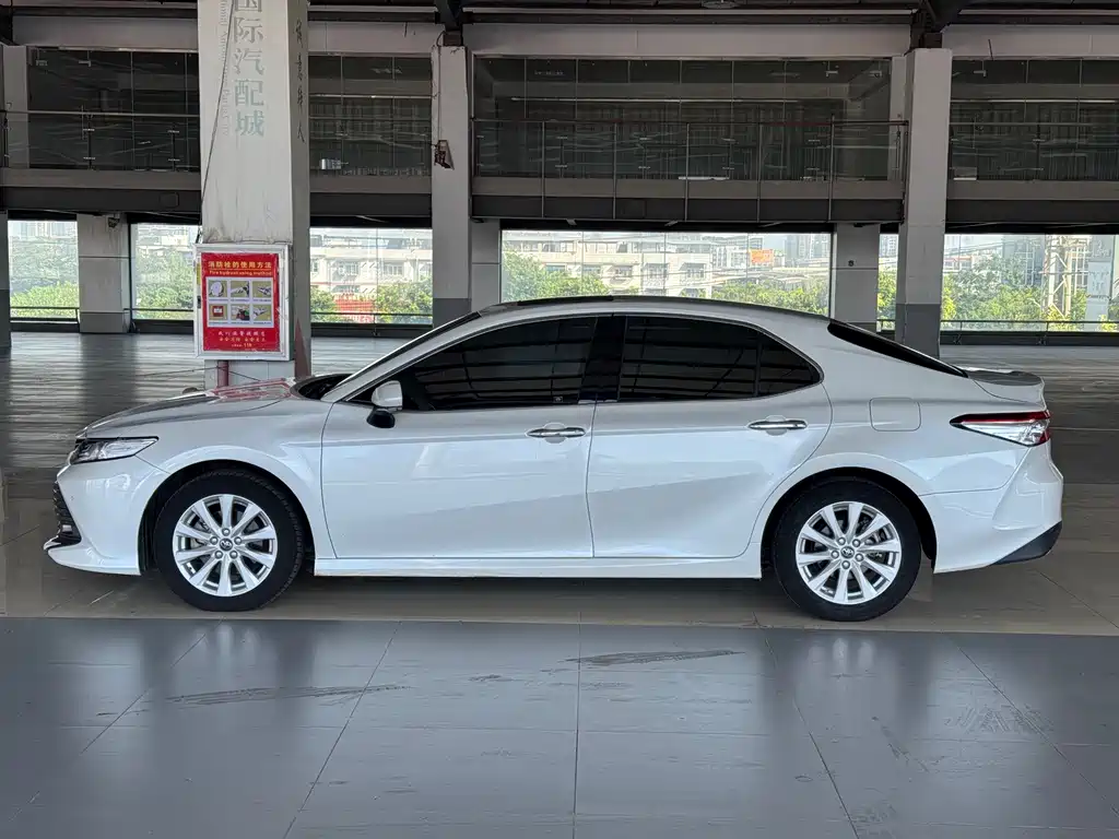 Toyota Camry — миниатюра 3