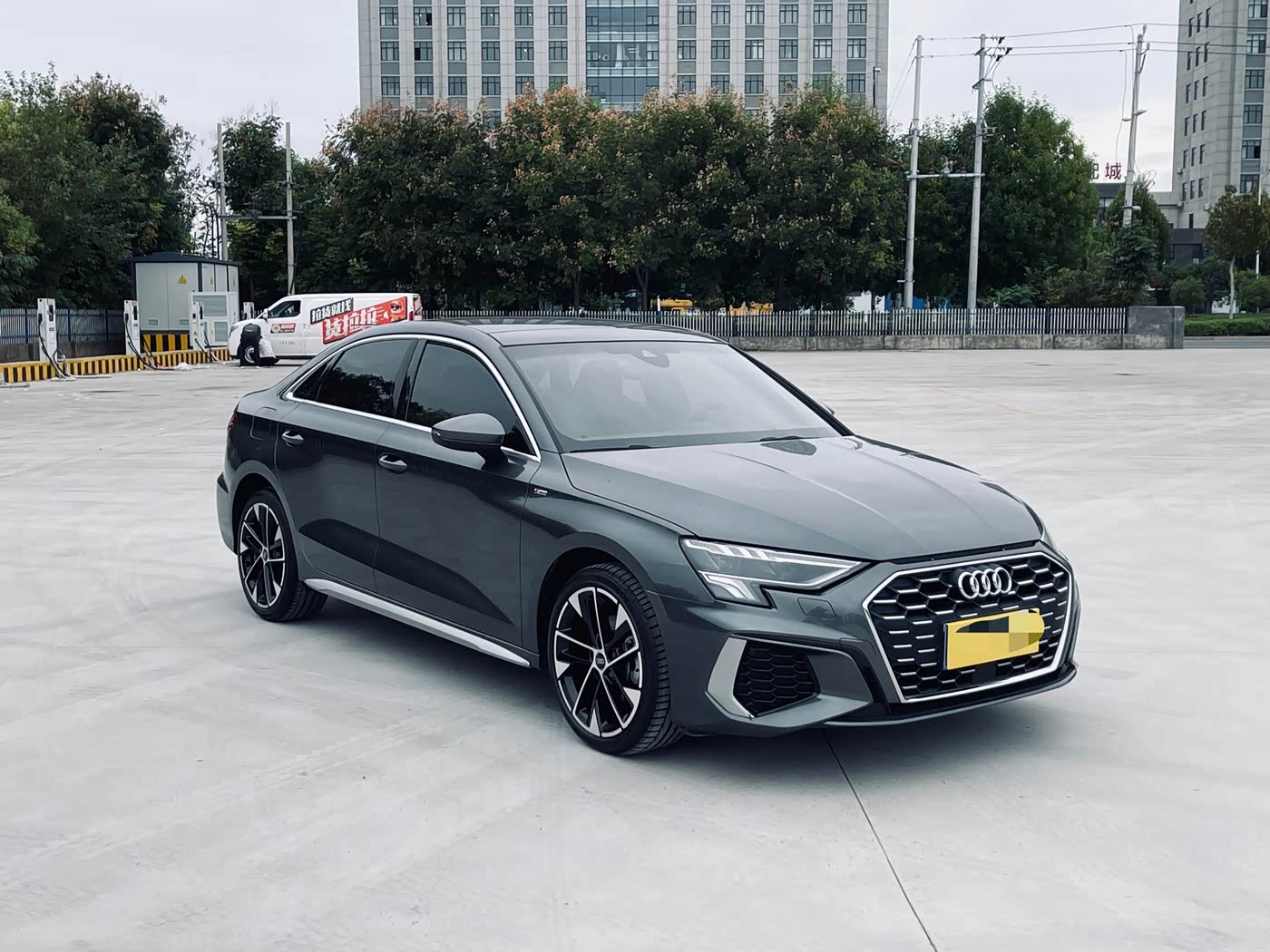 Audi A3 1.4 л 2023 г. Серебристо-серый, пробег 31000 км