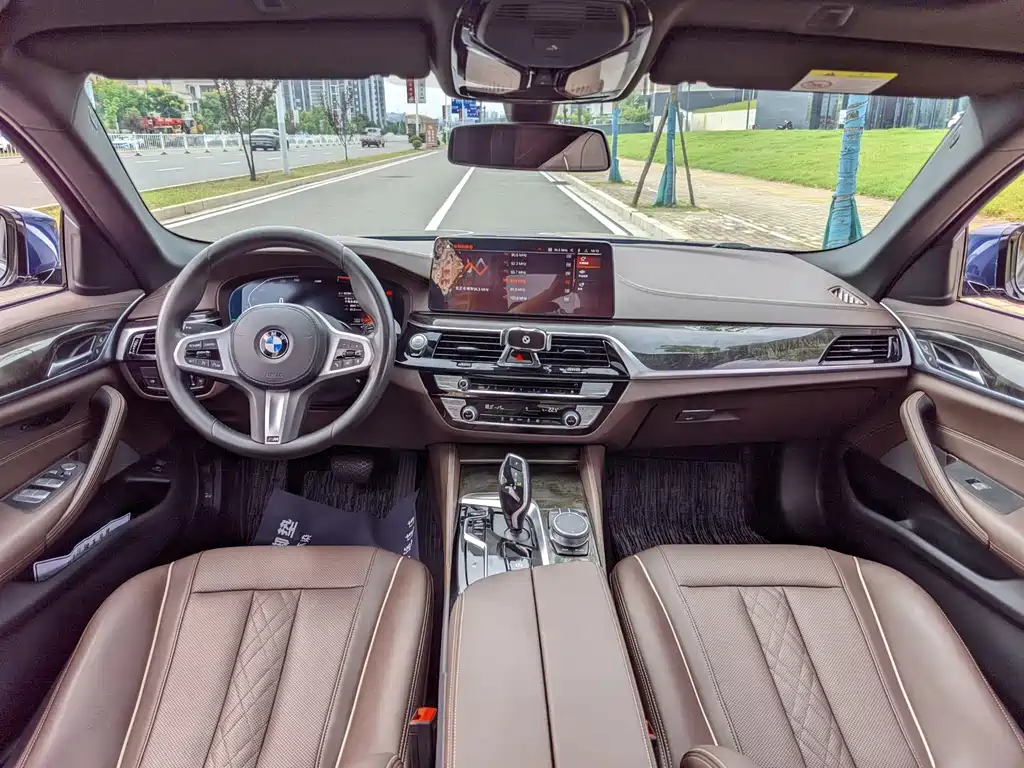 BMW 5 Series — миниатюра 7