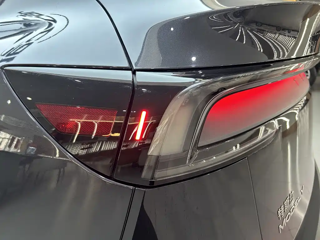 Tesla Model Y — миниатюра 36