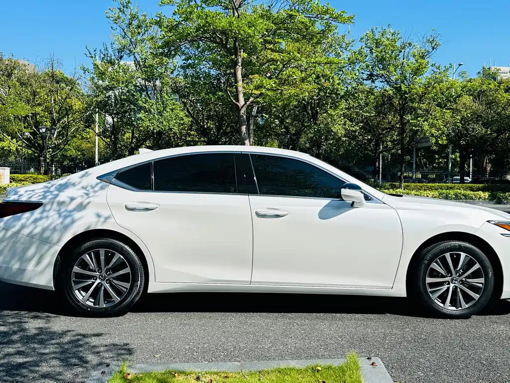 Lexus ES — миниатюра 11