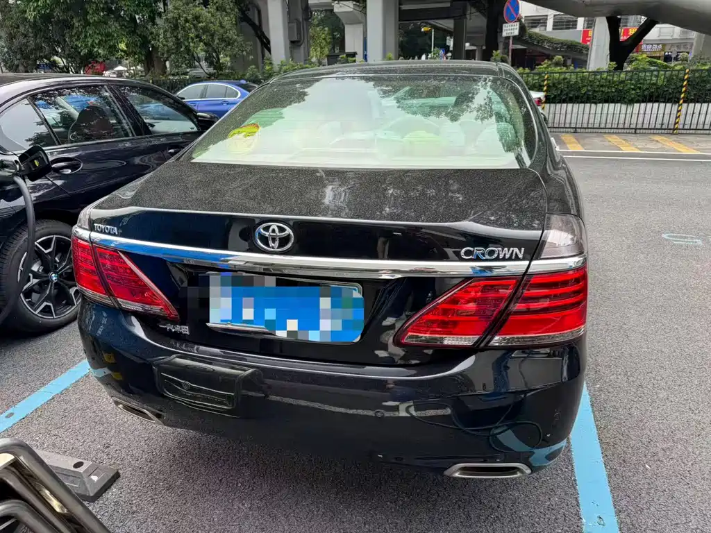 Toyota Crown — миниатюра 3