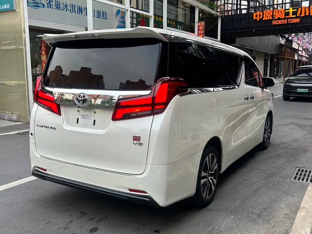 Toyota Alphard — миниатюра 9