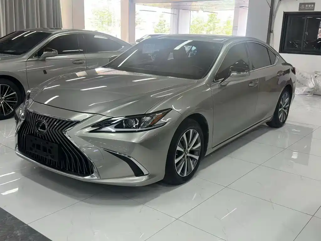 2019 Lexus ES - zdjęcie 1 z 9