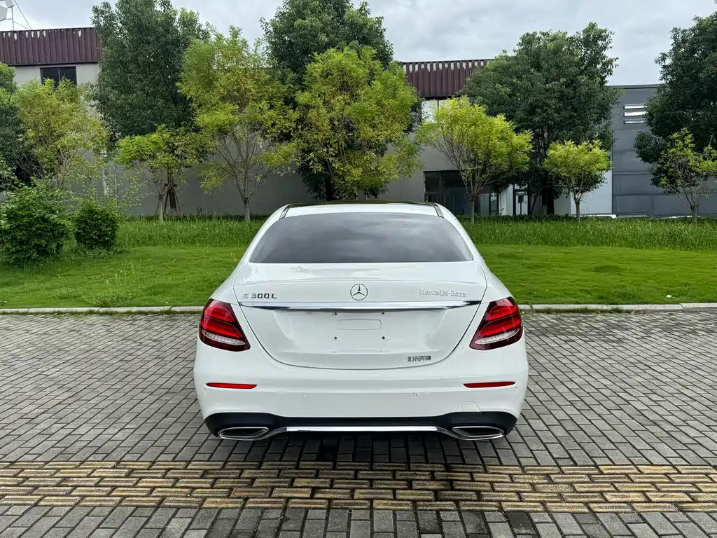 Mercedes-Benz E-Class — миниатюра 14