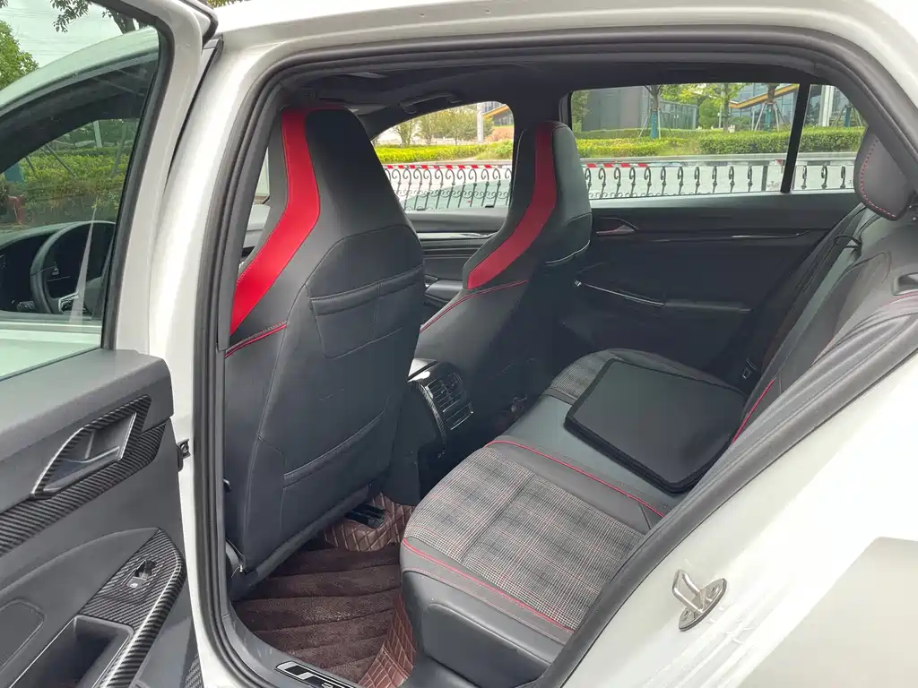 Volkswagen Golf GTI — миниатюра 10