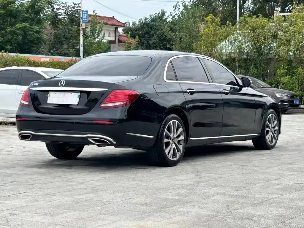 Mercedes-Benz E-Class — миниатюра 6