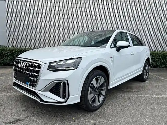 AUDI  Q2L 2025