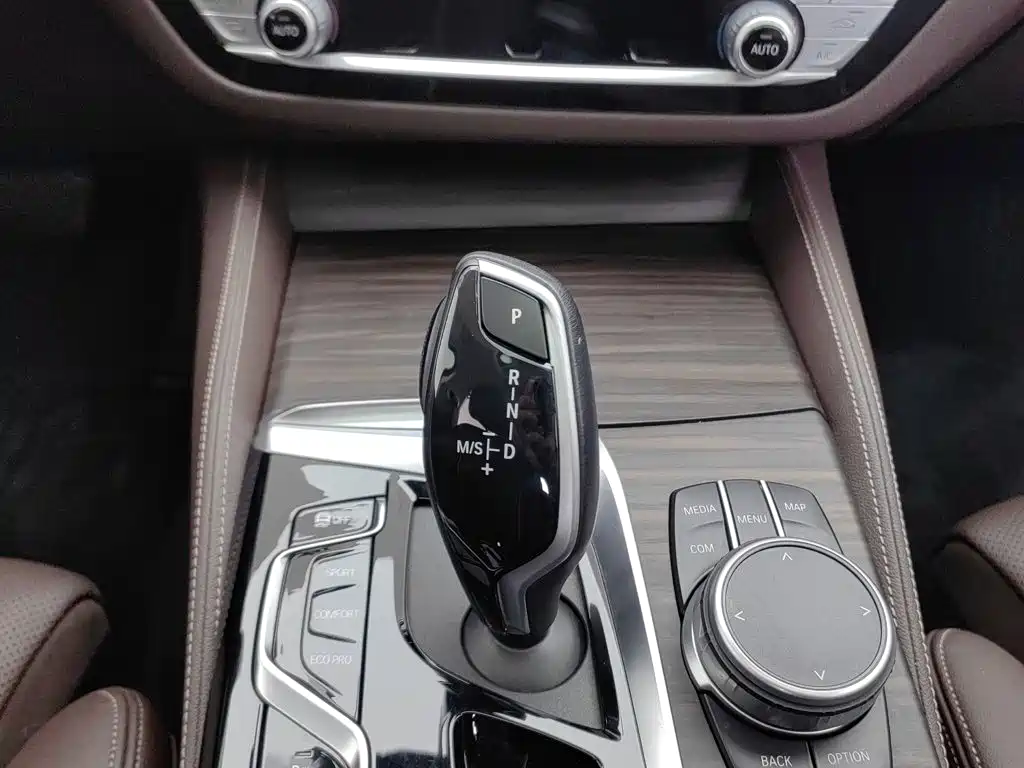 BMW 5 Series — миниатюра 13