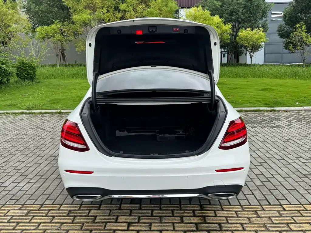 Mercedes-Benz E-Class — миниатюра 16